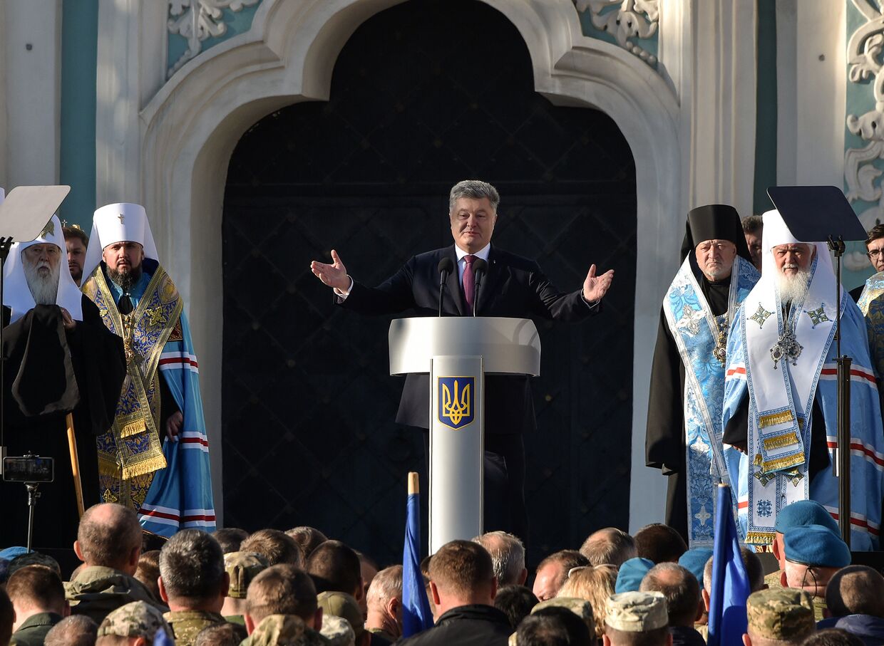 Президент Украины Петр Порошенко выступает на массовой молитве перед Софийским собором в Киеве