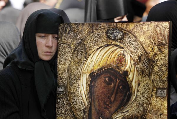 Православная монахиня во время акции в Кишиневе