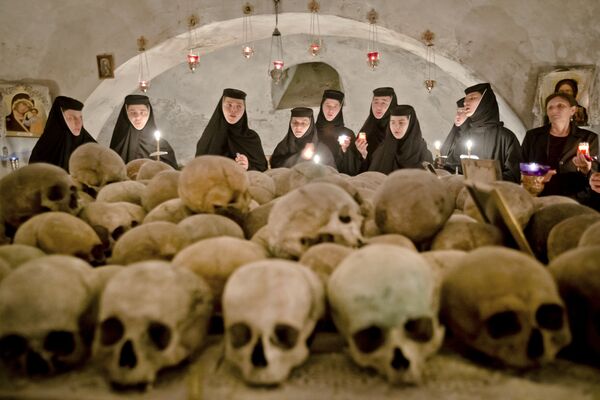 Монахини во время пасхального богослужения в склепе монастыря недалеко от Бухареста