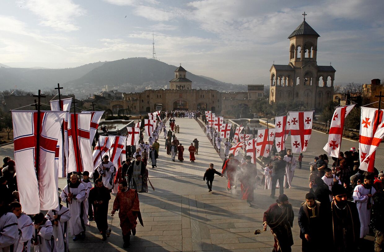Верующие совершают крестный ход во время православного рождества в Тбилиси