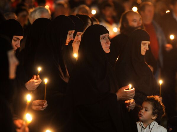 Верующие во время молитвы в центре Подгорицы, Черногория