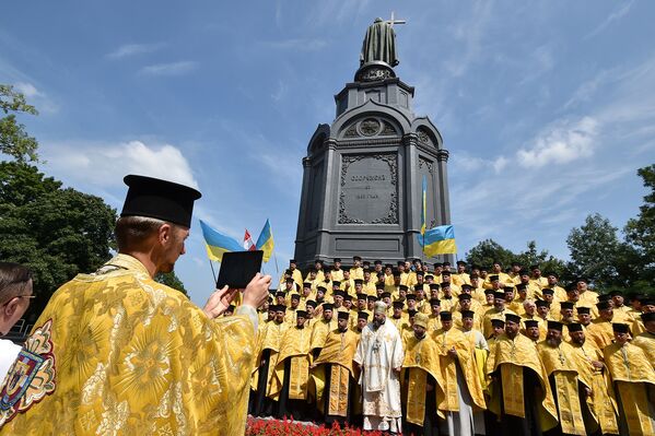 Участники крестного хода в Киеве освященный 1030-летию Крещения Киевской Руси