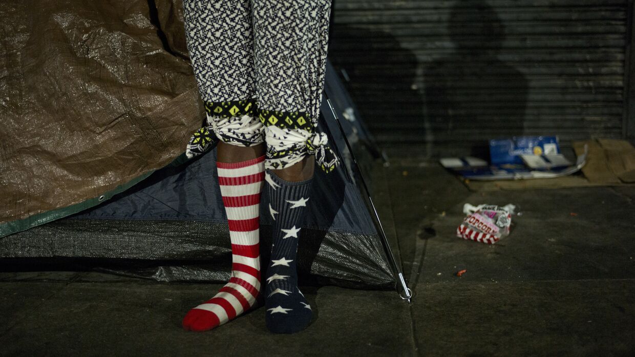 Бездомный в районе Скид Роу в Лос-Анджелесе