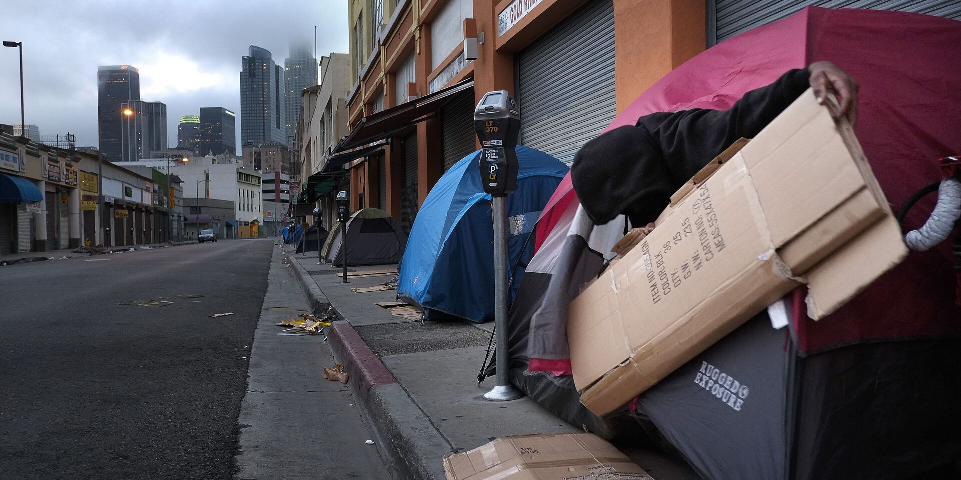 Бездомный в районе Скид Роу в Лос-Анджелесе - ИноСМИ, 1920, 12.02.2024