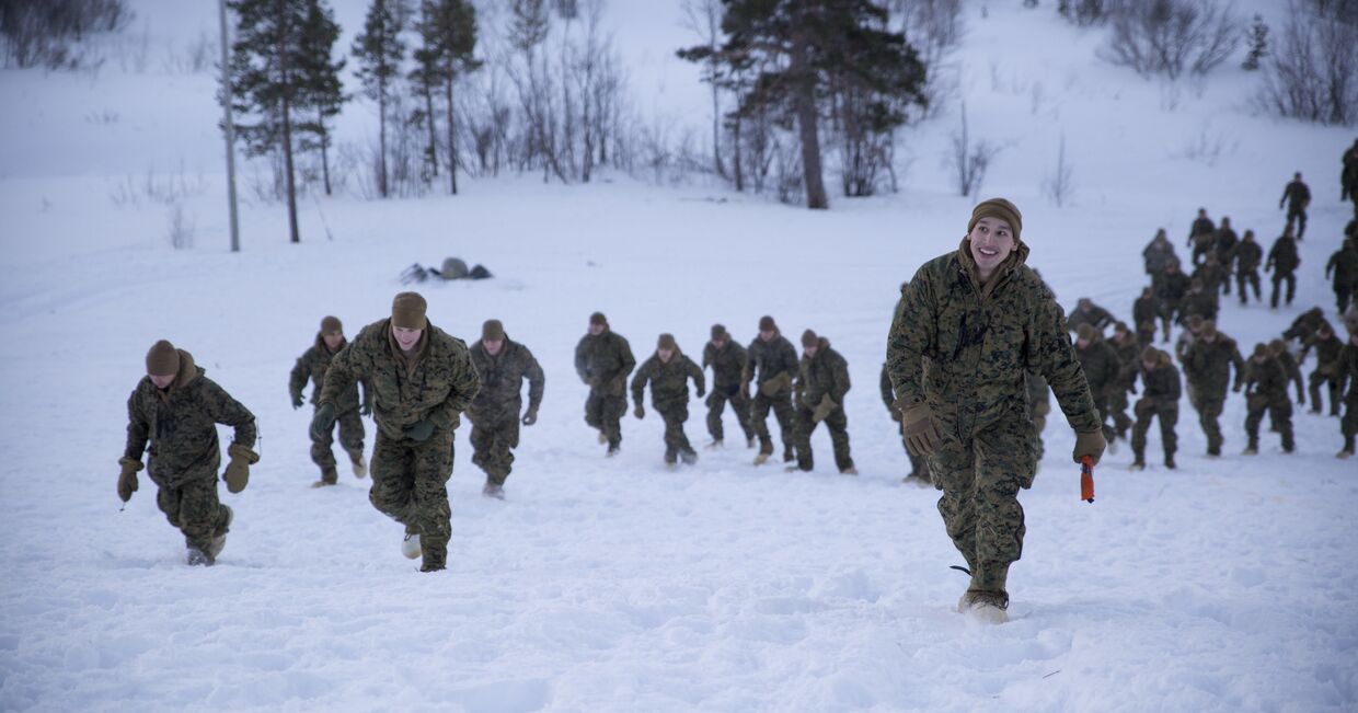Американские морские пехотинцы во время тренировочных занятий в Норвегии