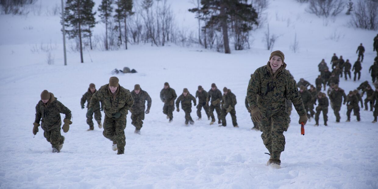 Американские морские пехотинцы во время тренировочных занятий в Норвегии