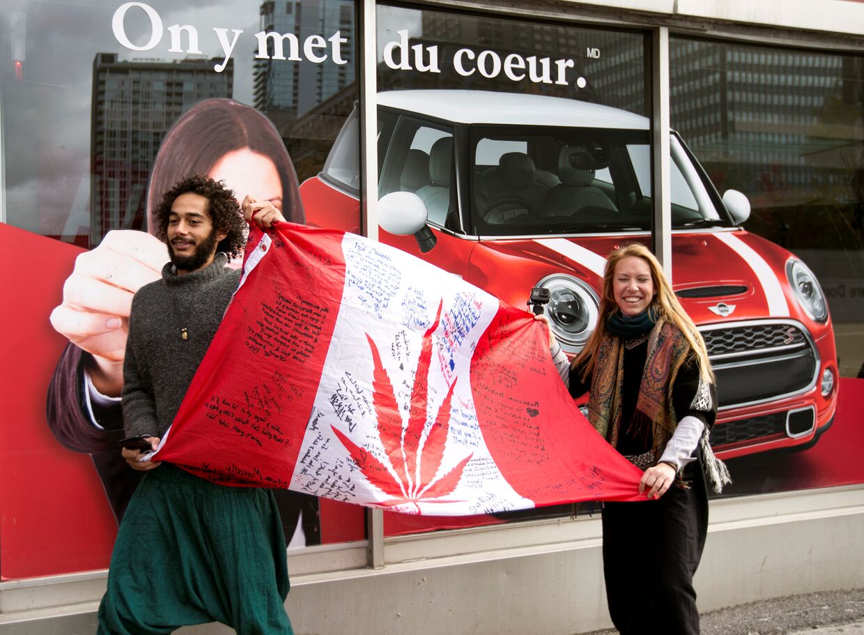 Молодые люди в ожидании открытие магазина по продаже каннибиса в день легализации марихуаны в Монреале