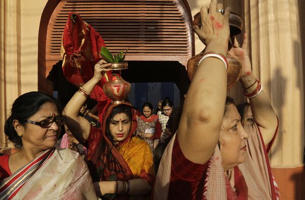 Участники ритуала во время фестиваля Дурга Пуджа в Калькутте, Индия