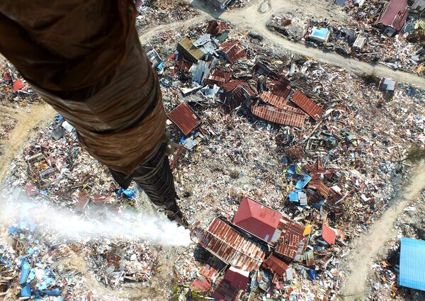 Последствия землетрясения в Палу с борта вертолета, Индонезия