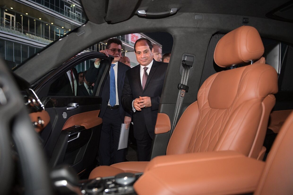 Президент Египта Абдель Фаттах ас-Сиси осматривает салон автомобиля Aurus