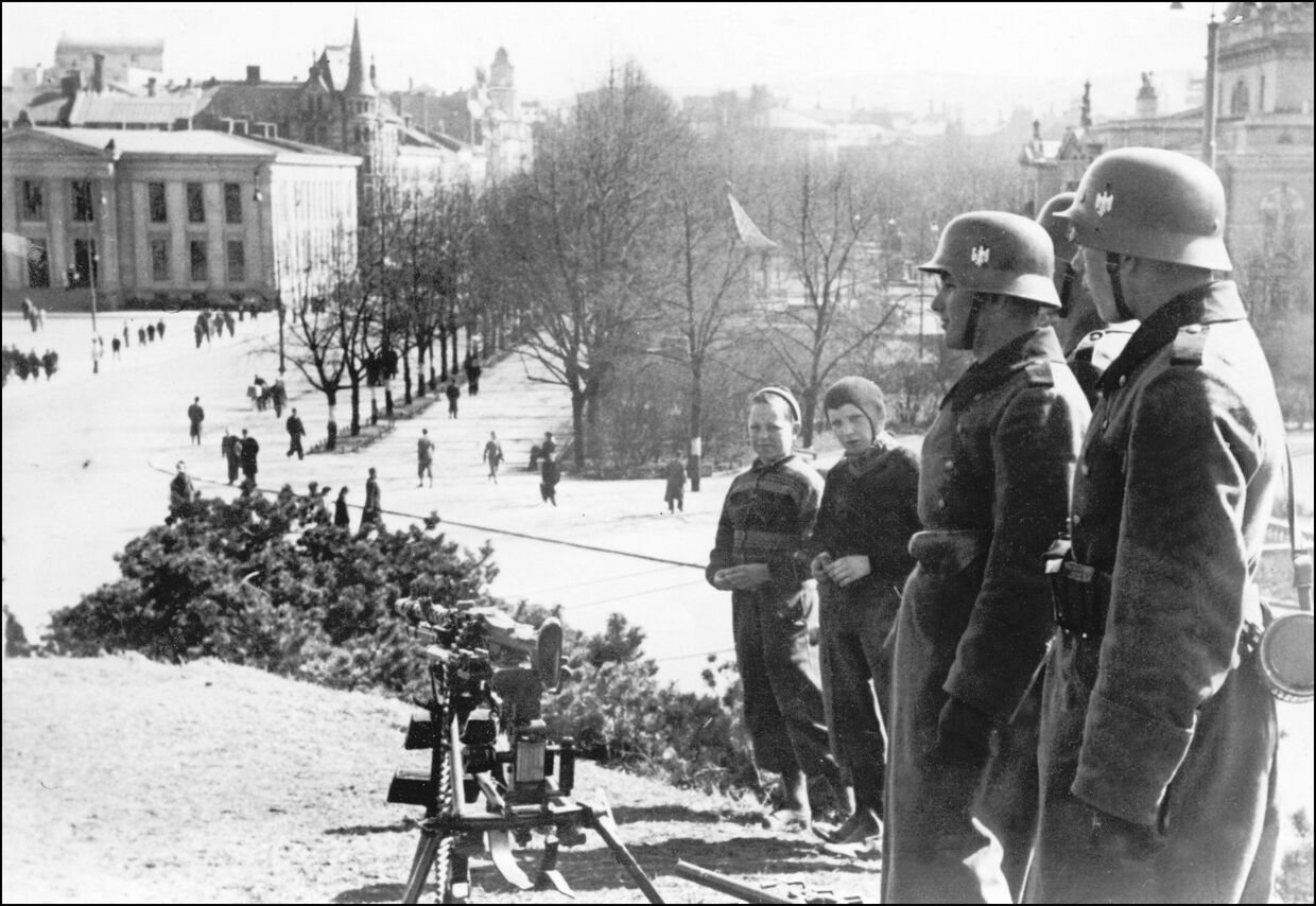Немецкие солдаты перед королевским дворцом в Осло, 1940 г