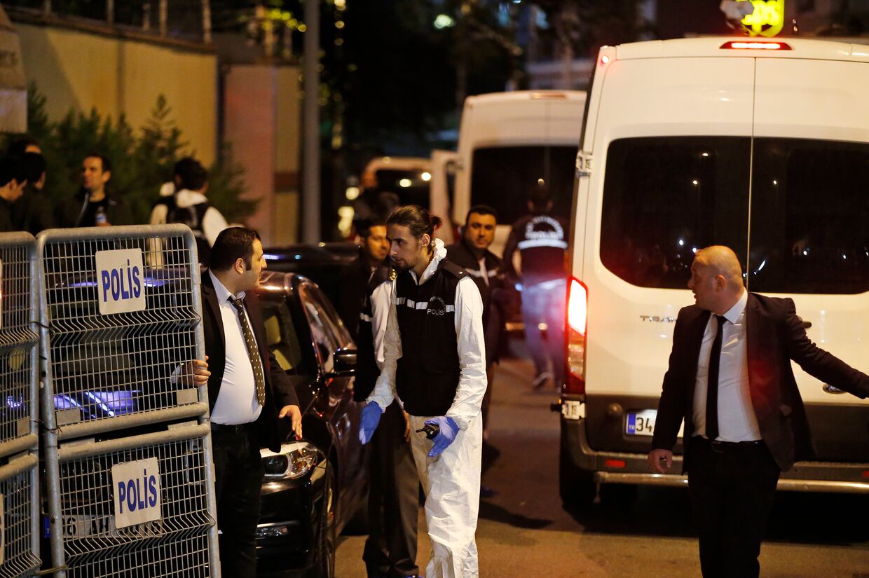 Турецкие полицейские в консульстве Саудовской Аравии в Стамбуле