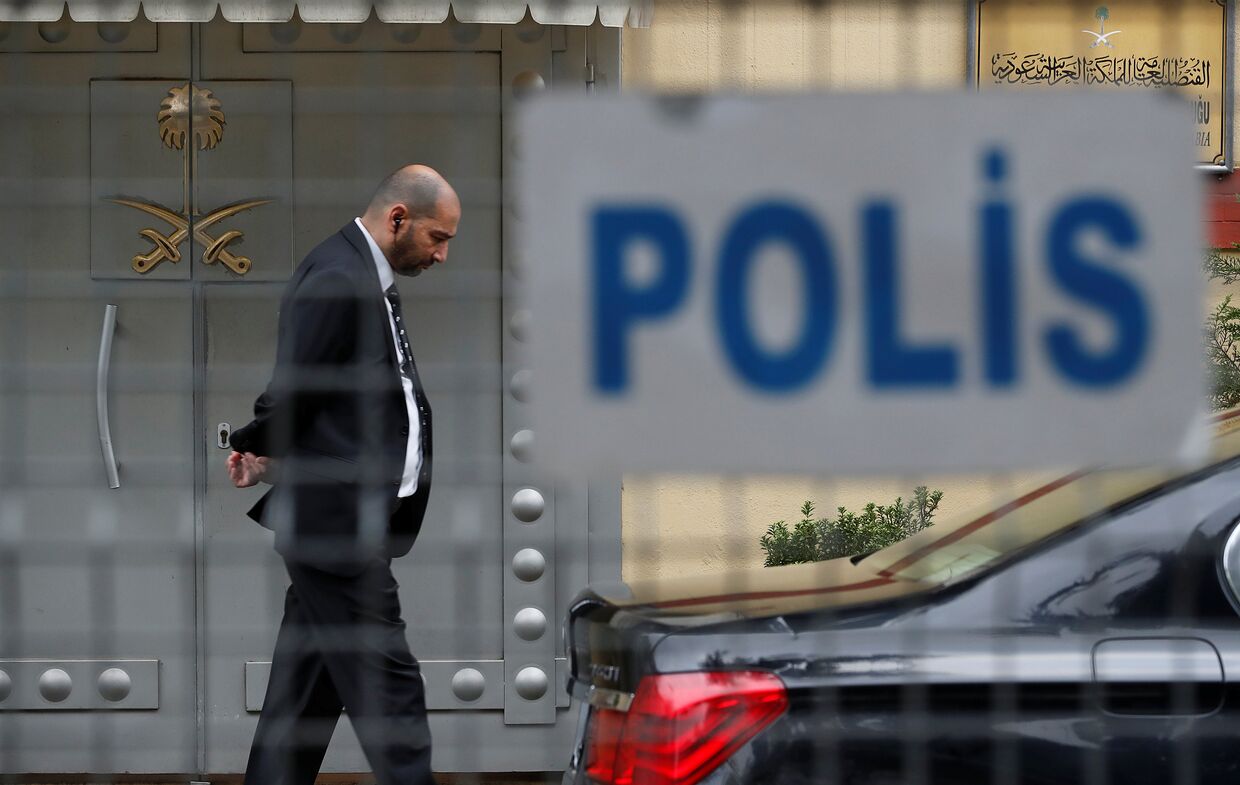 Сотрудник безопасности стоит у входа в консульство Саудовской Аравии в Стамбуле