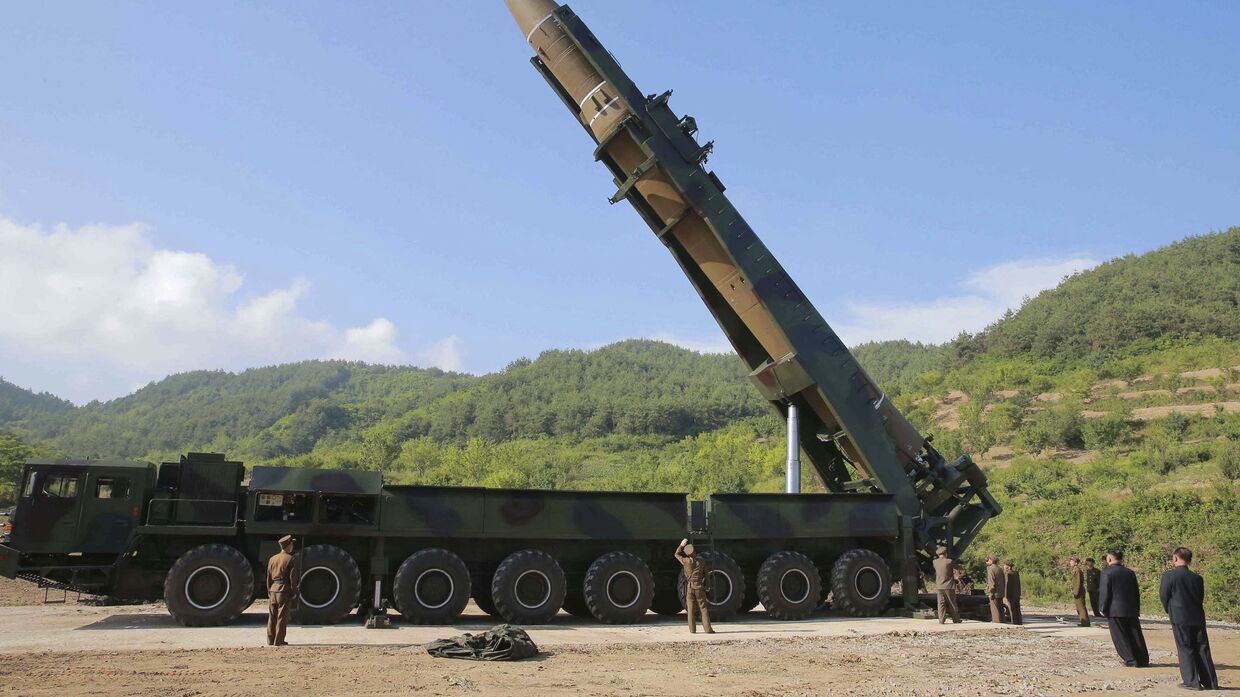 Лидер КНДР Ким Чен Ын осматривает ракету Хвасон-14 перед испытаниями. 4 июля 2017