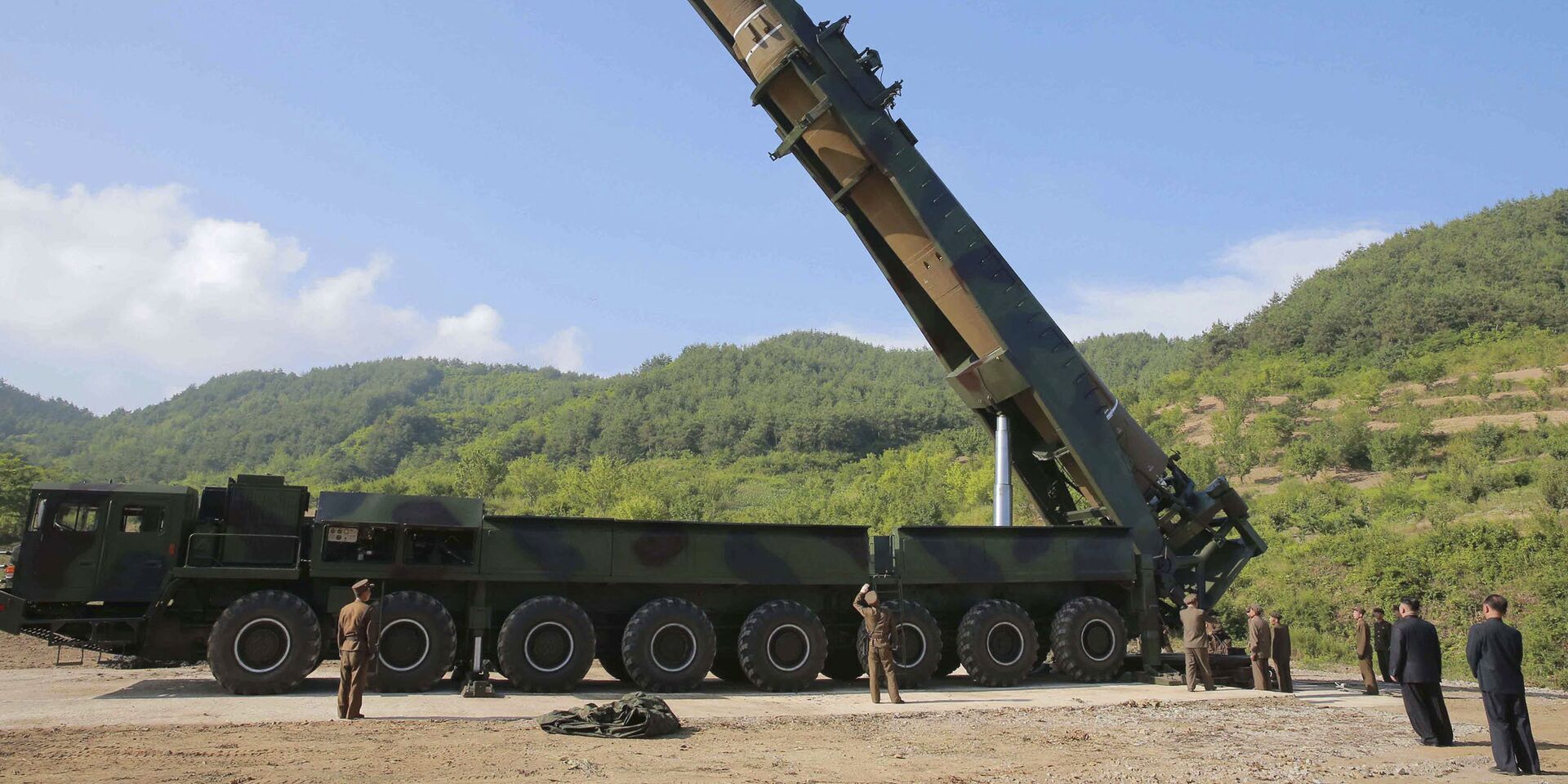 Лидер КНДР Ким Чен Ын осматривает ракету Хвасон-14 перед испытаниями. 4 июля 2017 - ИноСМИ, 1920, 09.03.2023