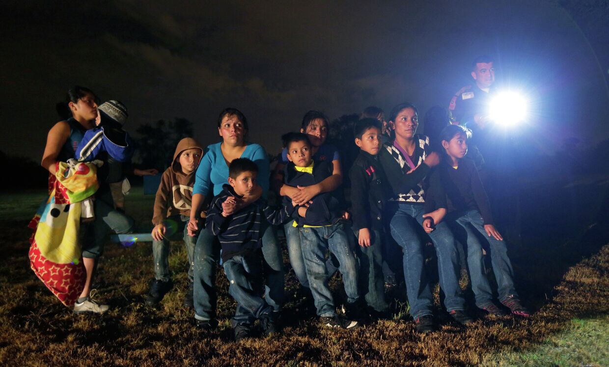 Нелегальные мигранты из Латинской Америки, задержанные при незаконном пересечении мексиканской границы в США