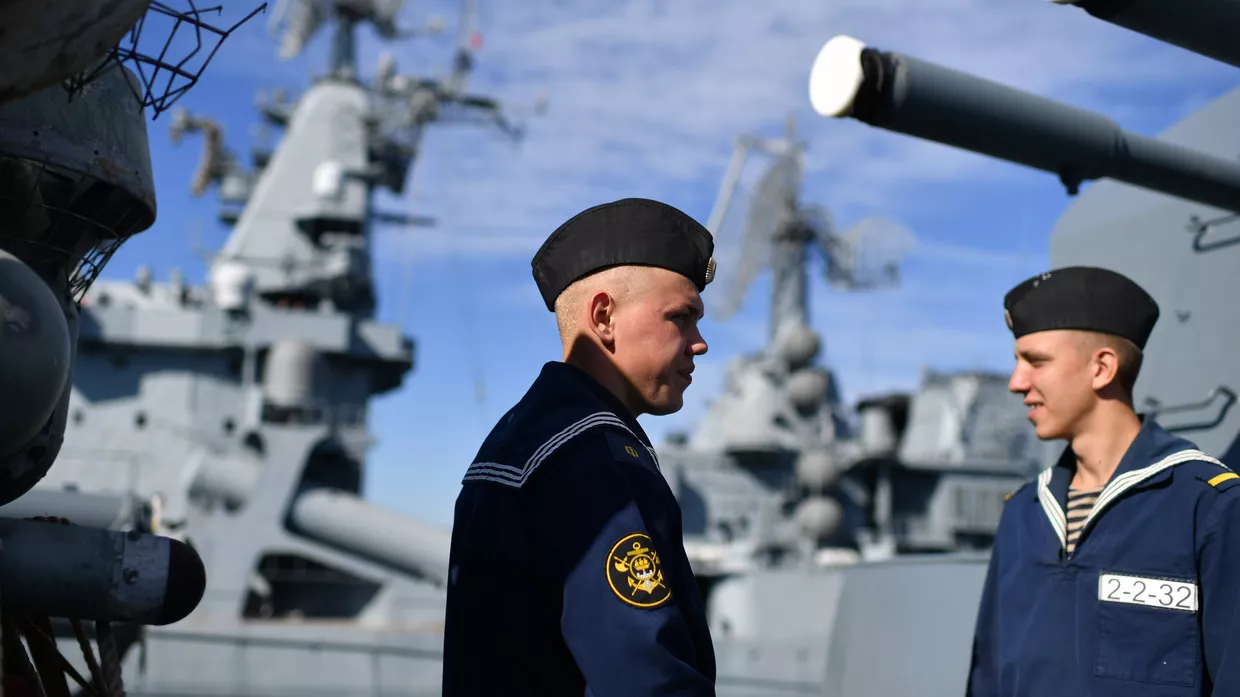 Курсанты ВМФ РФ на учебном корабле Балтийского флота Перекоп