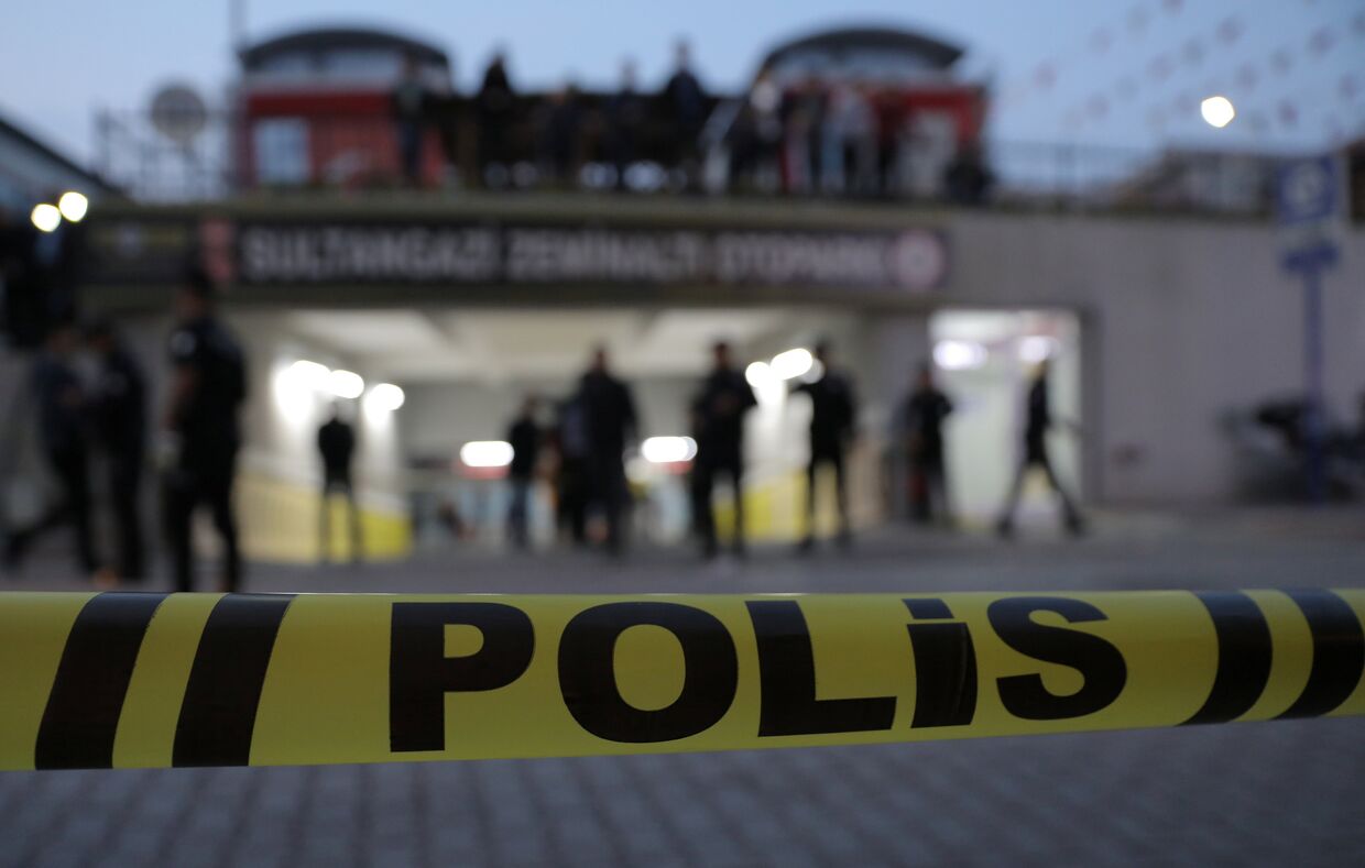 Турецкие полицейские на месте, где был найден автомобиль, принадлежащий консульству Саудовской Аравии, в Стамбуле