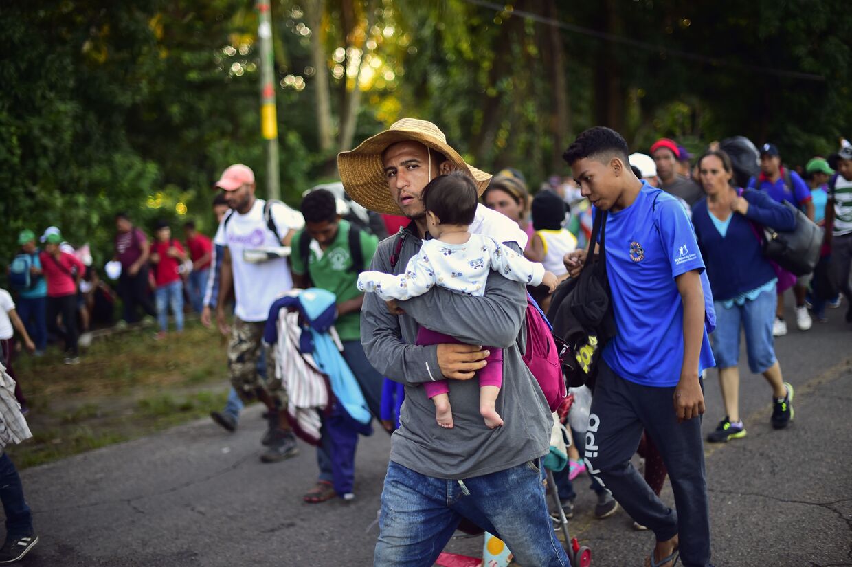 Караван мигрантов из Гондураса в США на дороге в городе Метапа в Мексике. 22 октября 2018