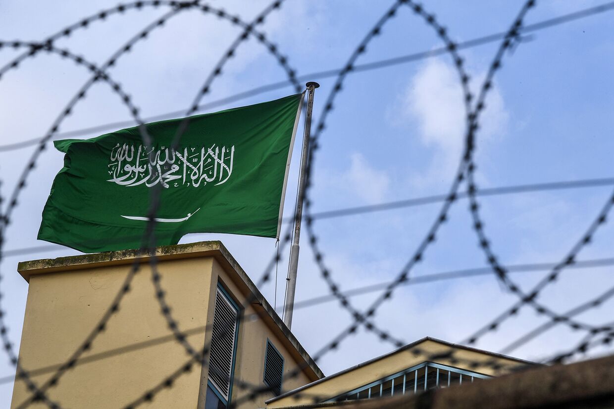 Флаг Саудовской Аравии на заднем дворе консульства Саудовской Аравии в Стамбуле