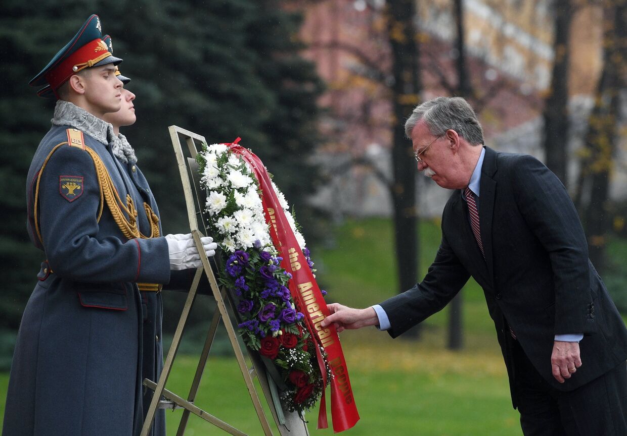 Советник президента США Джон Болтон возложил венок к Могиле Неизвестного солдата