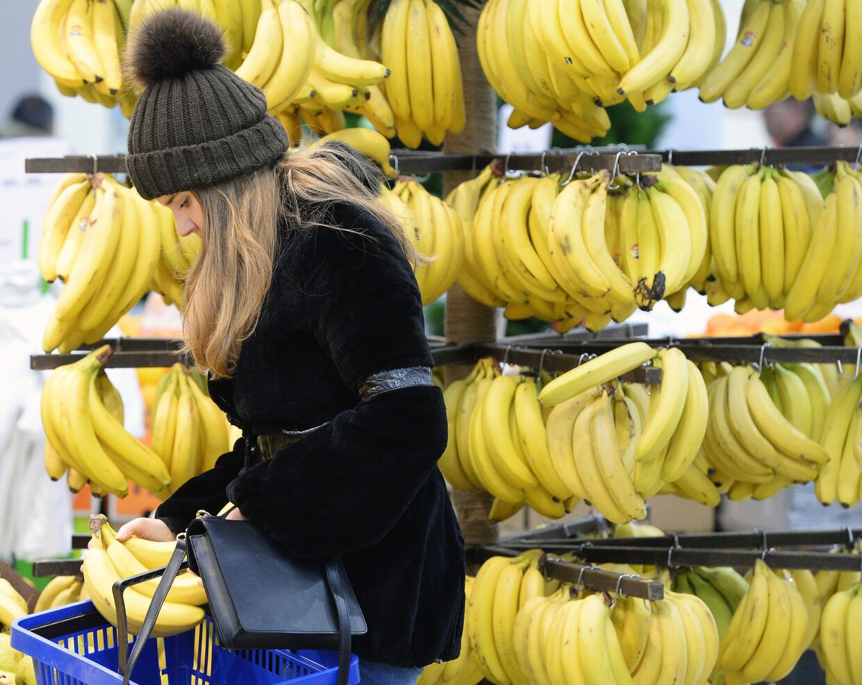 Девушка покупает бананы в магазине «Перекресток»