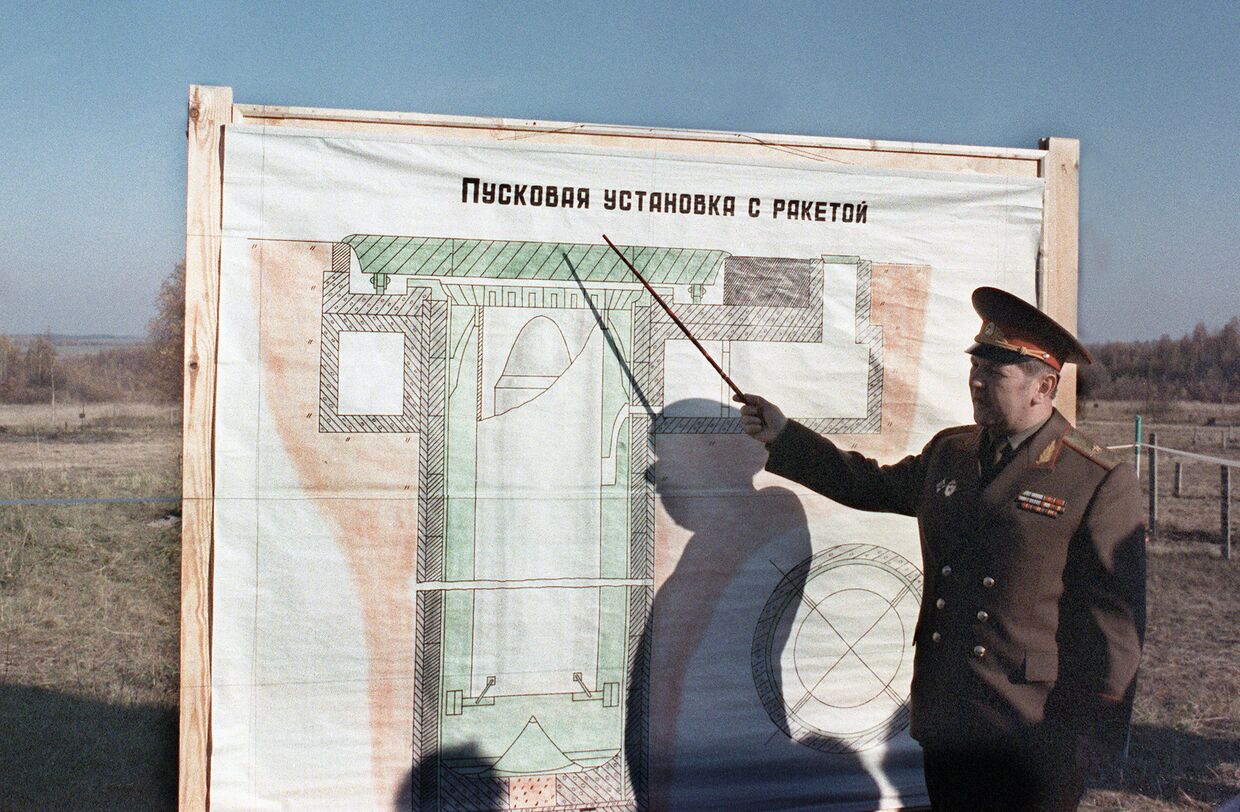 Генерал-майор Иван Вершков во время демонстрации принципа работы стратегической баллистической ракеты УР-100