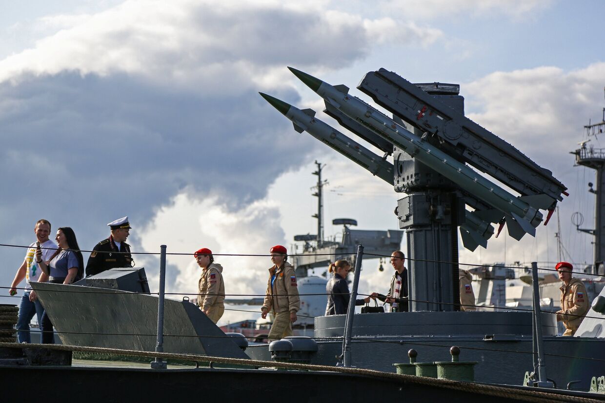 Юнармейцы на экскурсии на малом ракетном корабле Айсберг в рамках военно-технического форума Армия - 2018 в Североморске