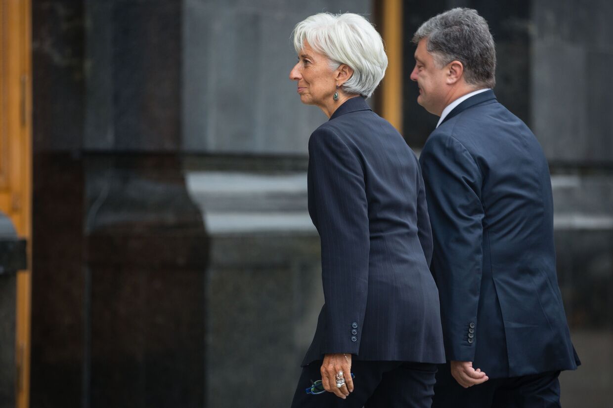 Президент Украины Петр Порошенко во время встречи с директором-распорядителем МВФ Кристин Лагард в Киеве
