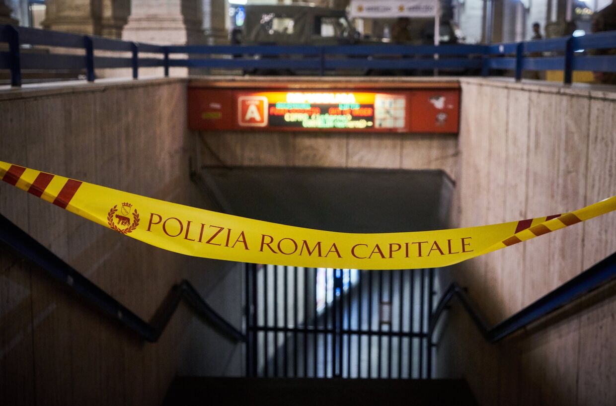 Вход на станцию метро Repubblica в Риме, на которой произошло обрушение эскалатора