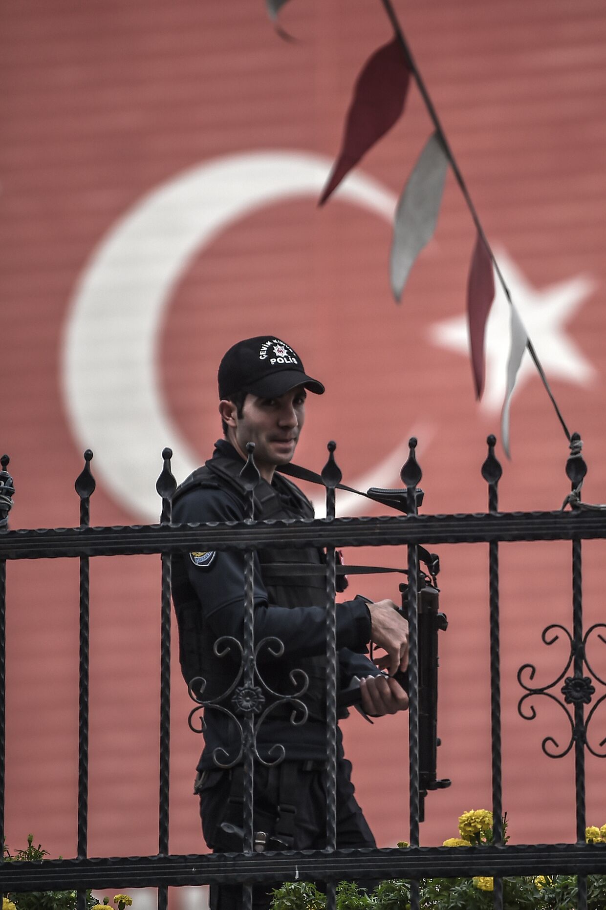Турецкий полицейский у входа в подземную парковку