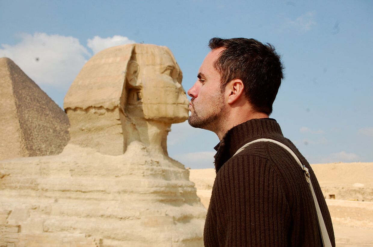 Турист во время посещения комплекса Гиза в Египте