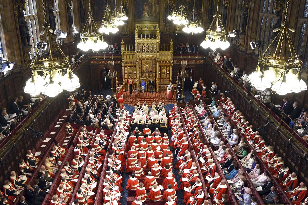 Королева Великобритании Елизавета в Палате лордов на открытии парламента в Вестминстерском дворце в Лондоне
