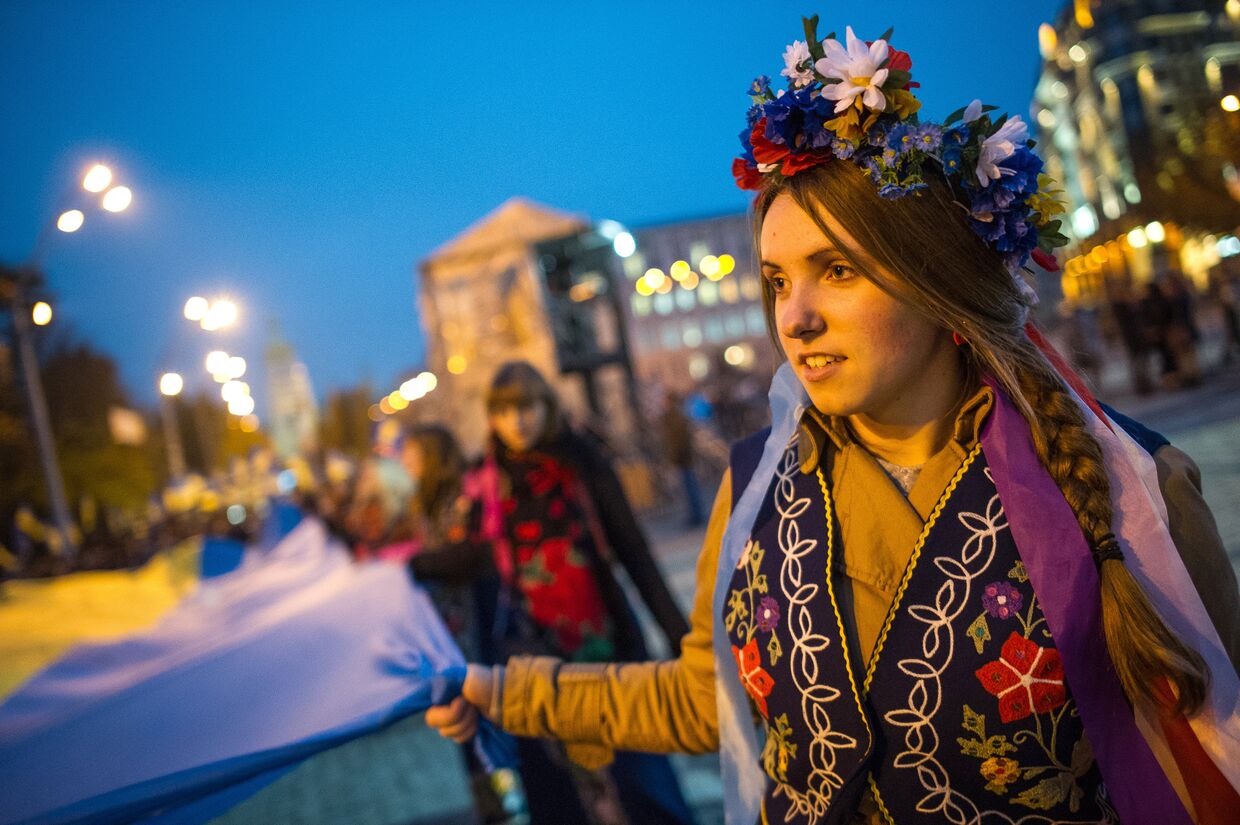 Молодежь с флагом Украины в Киеве