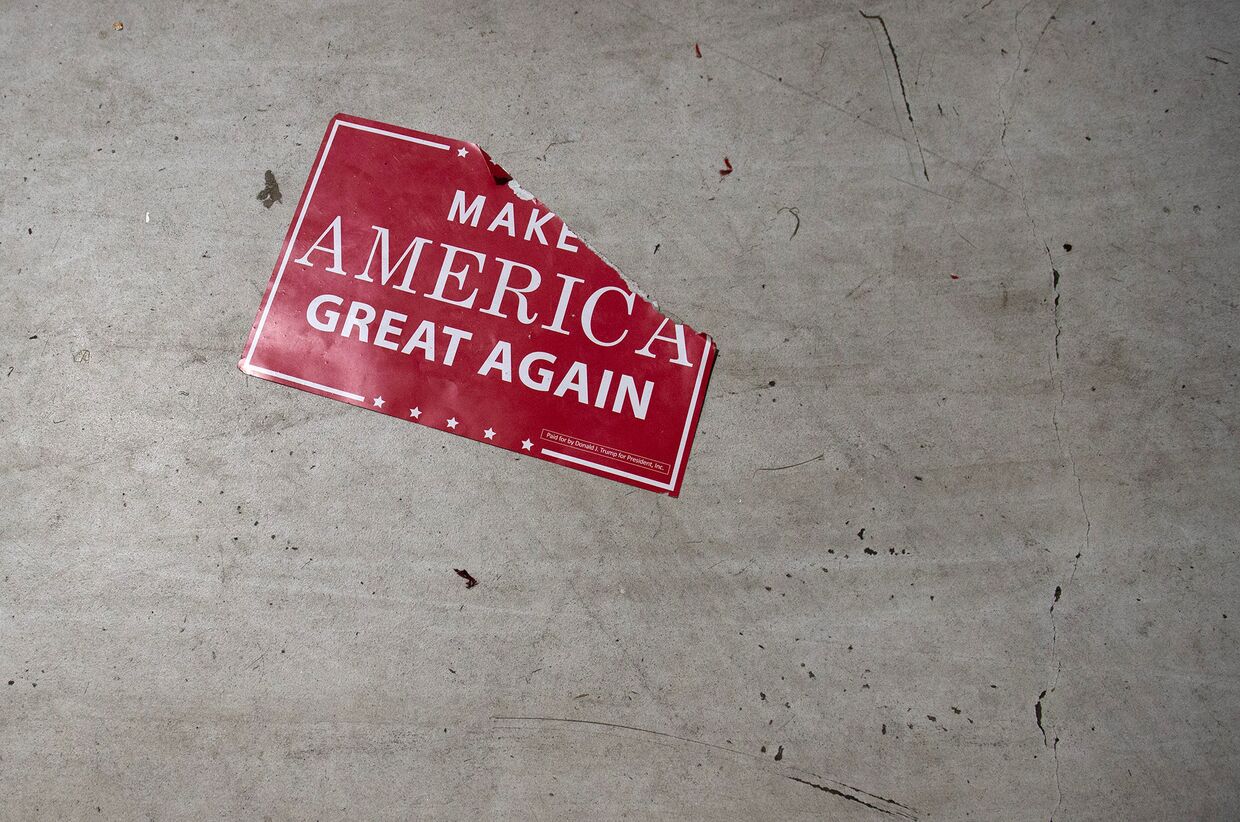 Агитационный листок с надписью «сделаем Америку снова великой»