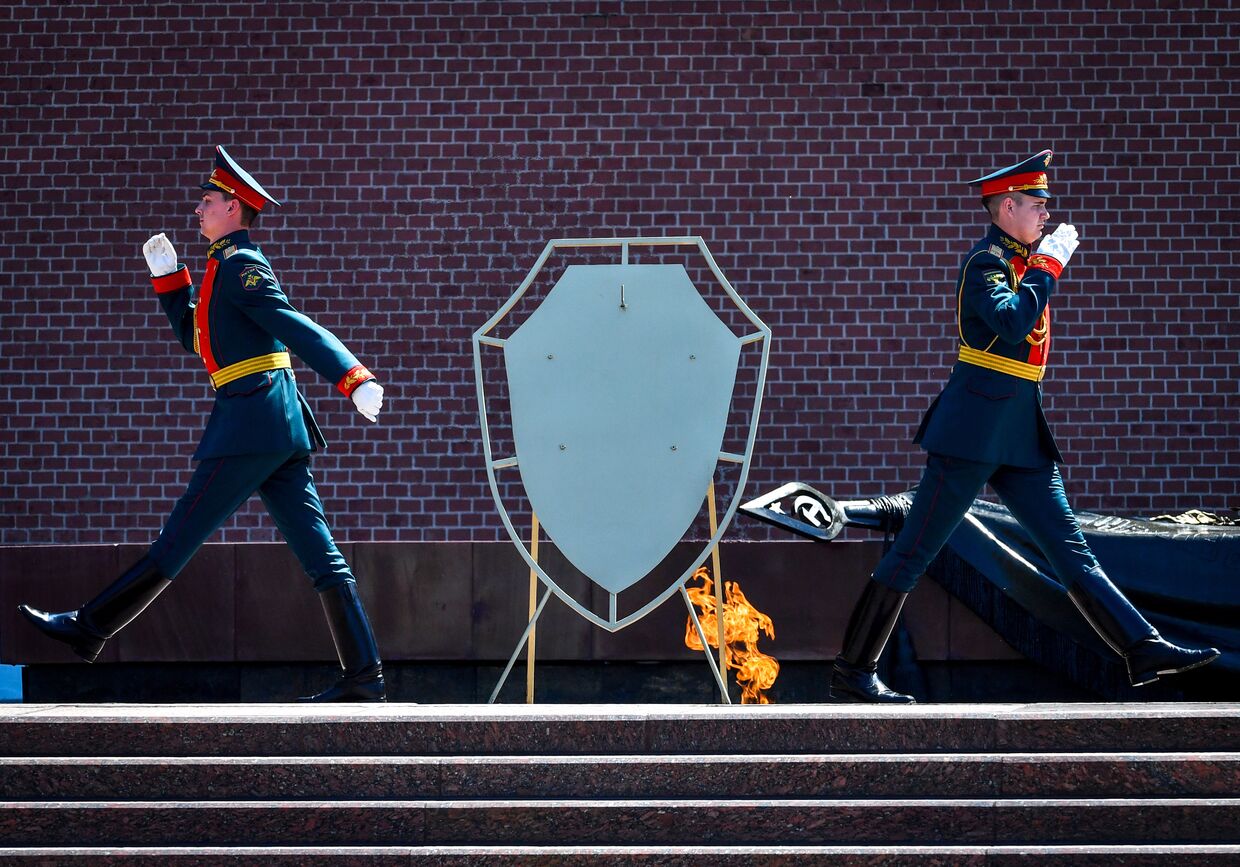 Почетный караул у стен московского Кремля