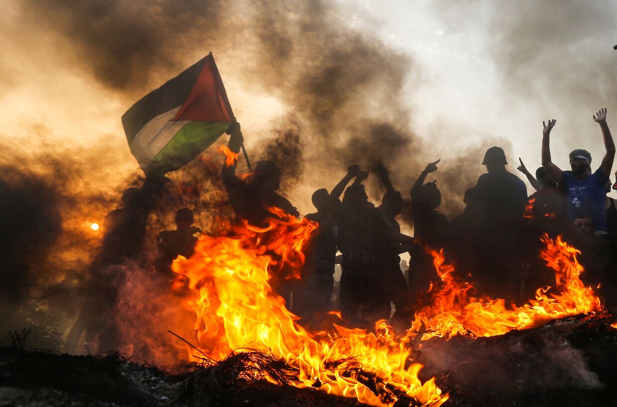 Акция протеста палестинцев на пляже у границы с Израилем на севере сектора Газы