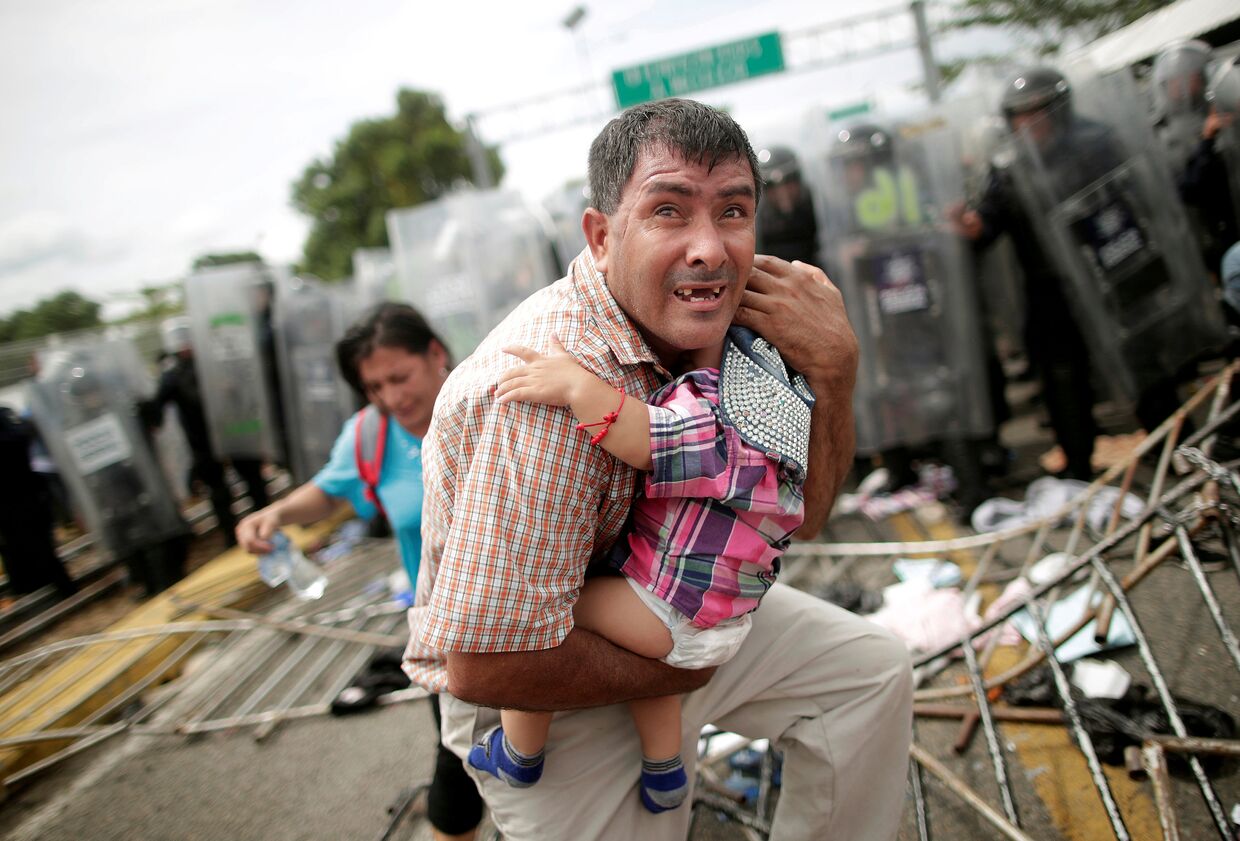 Мигранты из Гондураса штурмуют пограничный пункт в Гватемале, в попытке добраться до США