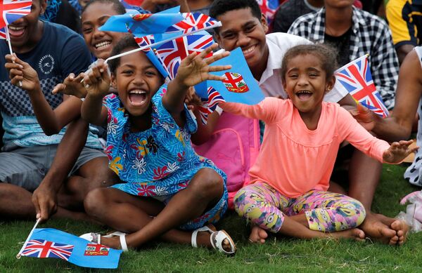 Дети приветствуют принца Гарри и герцогиню Сассекскую Меган во время их визита на Фиджи