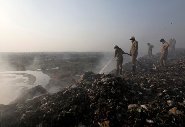 Пожарные пытаются потушить пожар на мусорном полигоне в Дели