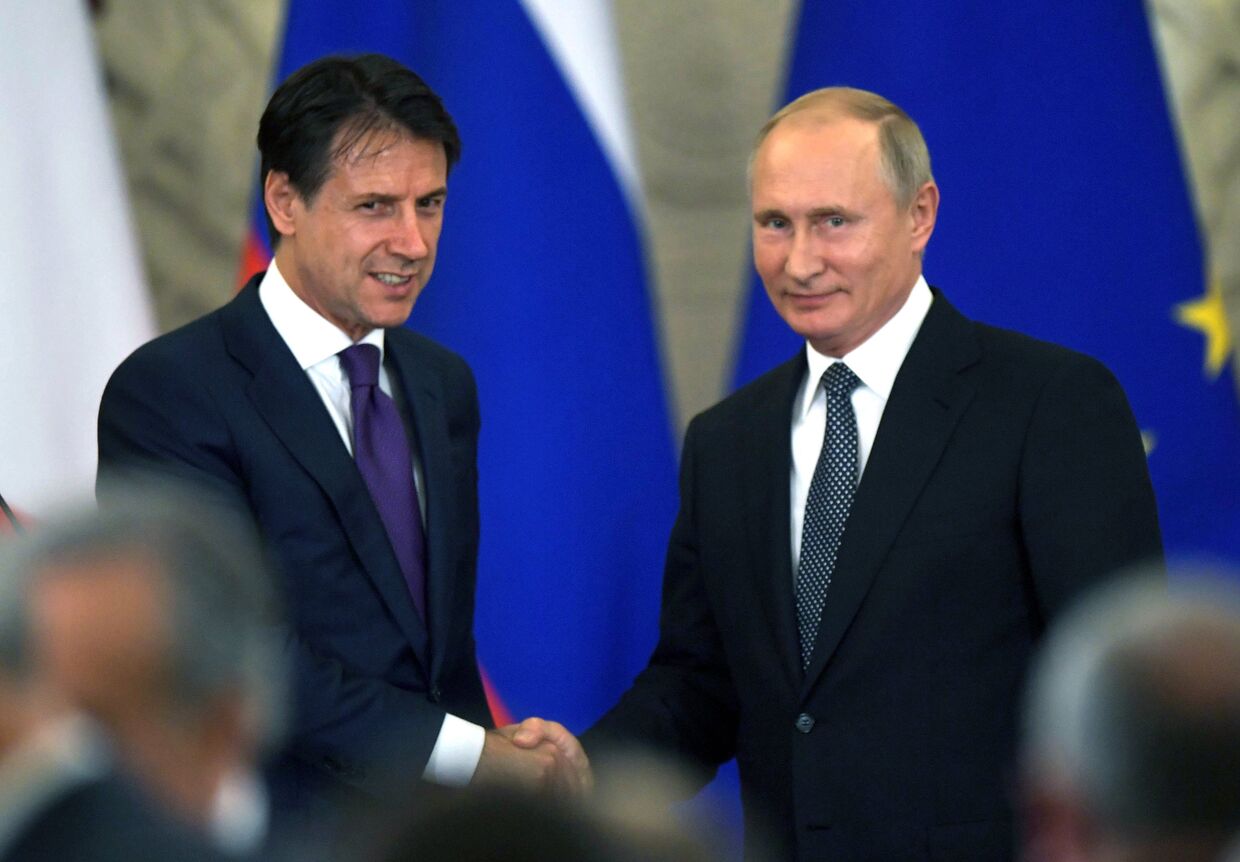Президент РФ Владимир Путин и премьер-министр Италии Джузеппе Конте во время совместной пресс-конференции по итогам встречи. 24 октября 2018