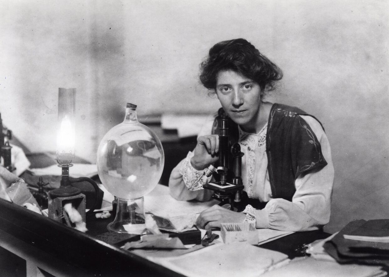 Мэри Стоупс в своей лаборатории, 1904