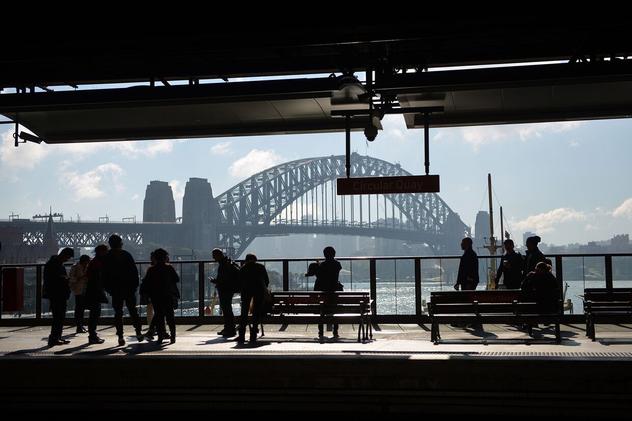 Пассажиры в ожидании поезда в Сиднее