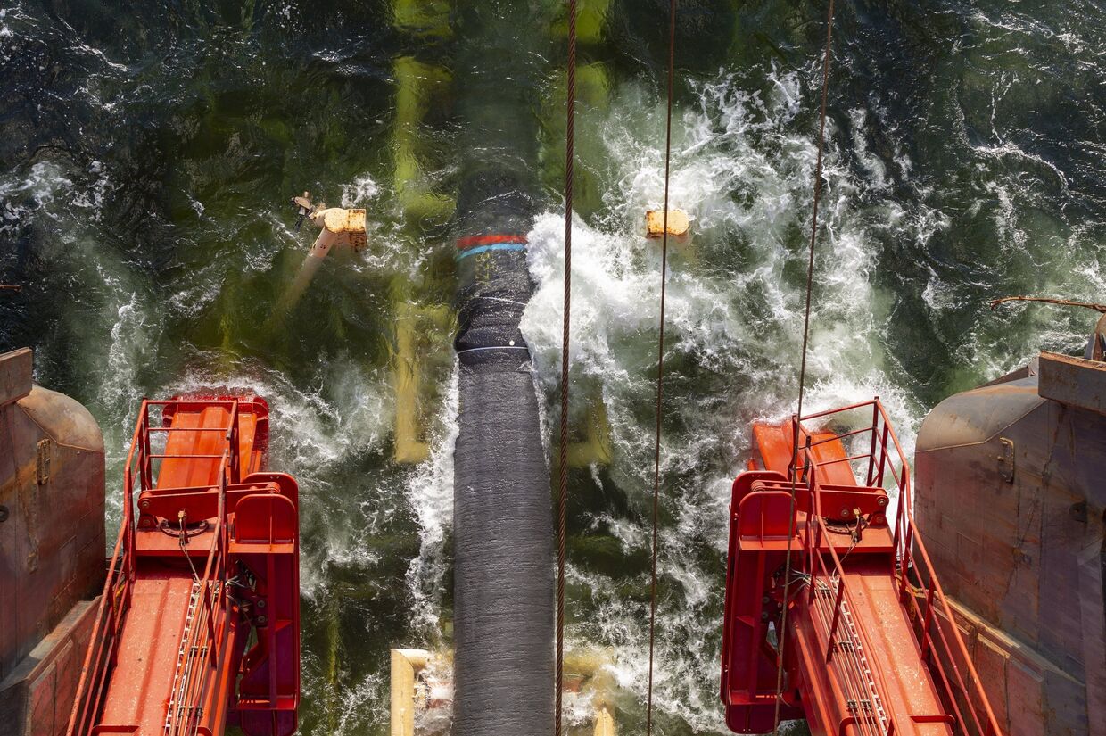 Работы по укладке газопровода Северный поток-2 в Финском заливе