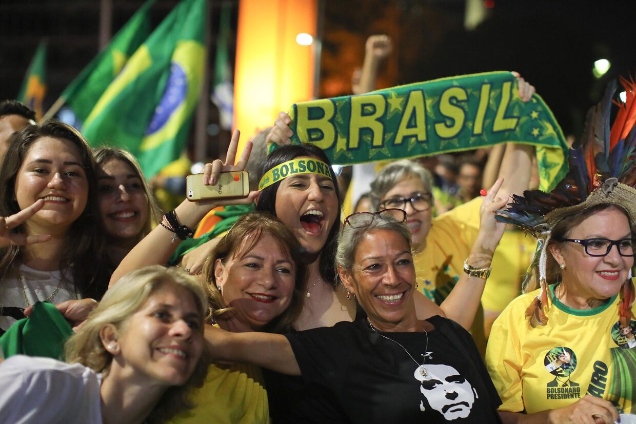 Сторонники кандидата в президенты Бразилии Жаира Болсонару в Бразилиа