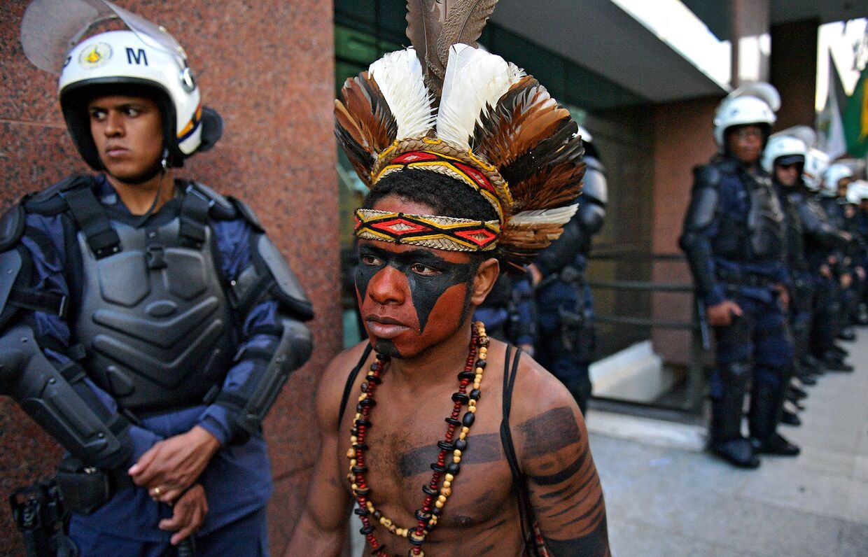 Бразильский индеец во время акции протеста в Рапоса-Серра-ду-Соль