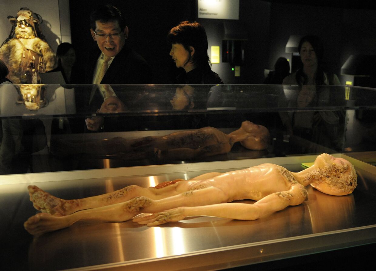 Посетители выставки «Наука о инопланетянах» в Токио