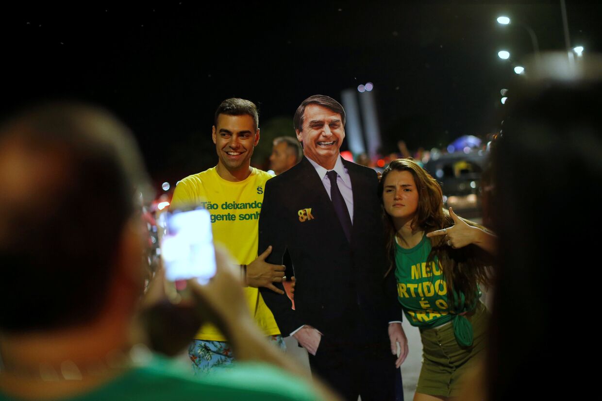 Сторонники Жаира Болсонару радуются его победе во втором туре выборов президента Бразилии