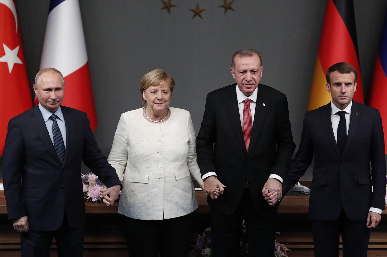 Президент РФ Владимир Путин, федеральный канцлер ФРГ Ангела Меркель, президент Турции Реджеп Тайип Эрдоган и президент Франции Эммануэль Макрон