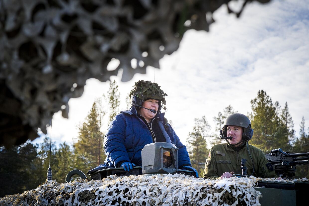 Премьер-министр Норвегии Эрна Сольберг во время учений НАТО Trident Juncture в Норвегии